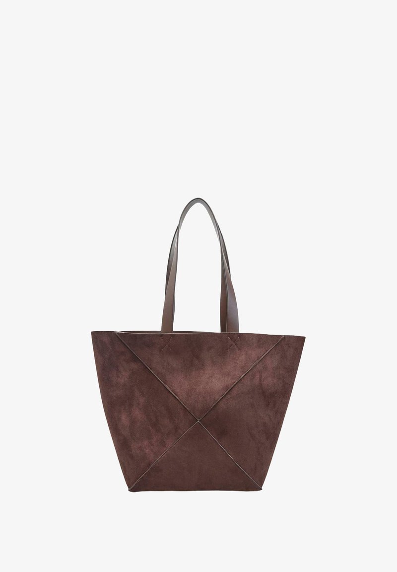 Brun ruskinds totebag med to midlange håndtag, der har et geometrisk design og dekorativ syning på forsiden.