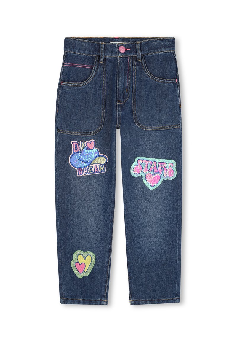 Denimjeans i mörkblått med rosa detaljer. Har lappar med hjärtan och texten "DA DREAM" och "STARS" i färgglad utsmyckning.