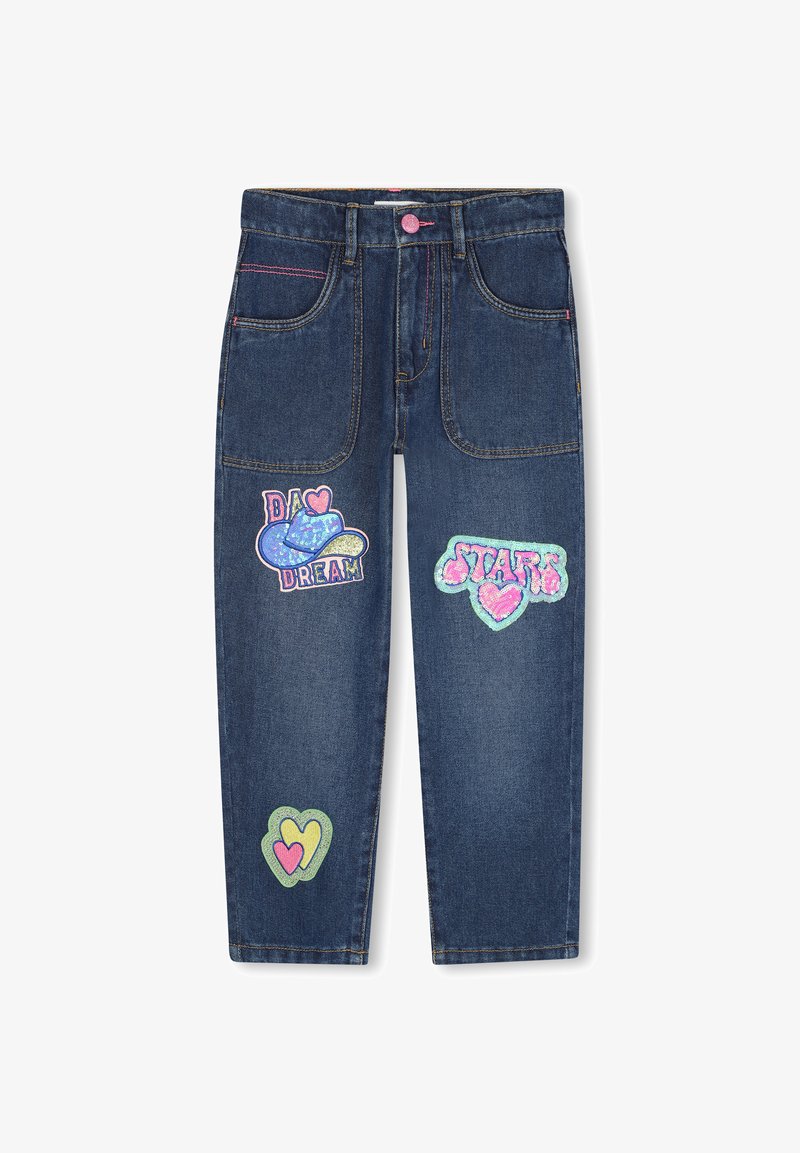 Tamne traperice tamnoplave boje s ružičastim detaljima. Sadrže zakrpe s srcima i tekstom "DA DREAM" i "STARS" u šarenom dizajnu.