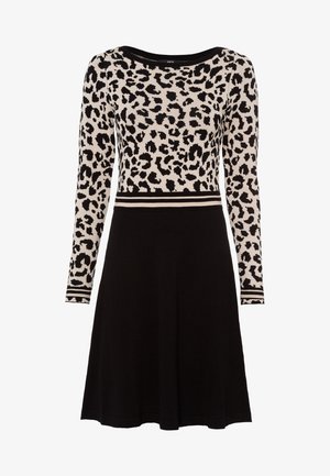 Vestido de manga larga con parte superior de estampado de leopardo blanco y negro y falda negra lisa, con cinturilla y puños a rayas.