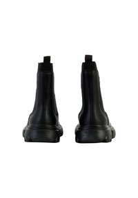 Botas de cuero negras hasta el tobillo con un acabado suave, paneles laterales elásticos y una suela de goma con un logo en relieve en el tacón.