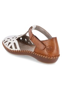 Sandale en cuir marron et blanc avec un design ajouré, sangle à la cheville et accents cousus. Bout rond et semelle texturée.