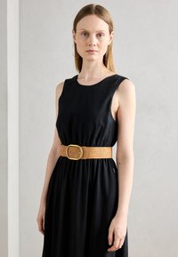Musthave musta ilma varrukatega kleit, millel on laienev seelik. Kombineeritud põimitud heledat värvi vööga, millel on suur kuldne pandla. Lihtne ja elegantne disain.