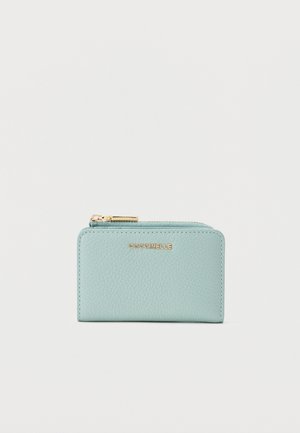 Cartera de cuero texturizado azul claro con cremallera dorada y logo COCCINELLE en el frente, diseño compacto y rectangular.