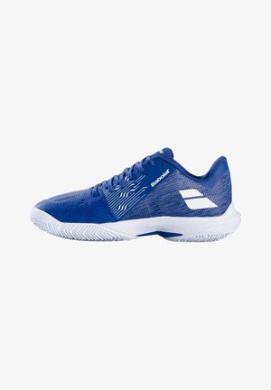 Zapatillas de tenis azules con parte superior de malla texturizada, suela de goma blanca y diseño de cordones en tonalidad. Presentan detalles con logotipo y una forma aerodinámica.