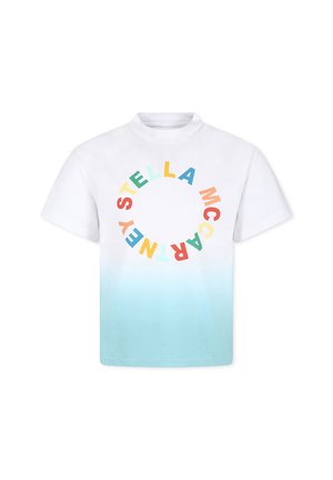 T-shirt bianco a maniche corte con orlo blu sfumato. La parte frontale presenta lettere circolari multicolori che formano la scritta "STELLA MCCARTNEY." Collo rotondo.