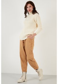 LELA REGULAR FIT - Pulover - light stone