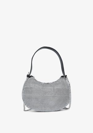 Piccola borsa a mano con motivo a scacchi nero e argento, caratterizzata da un manico nero corto e una tracolla in catena argentata su sfondo bianco.