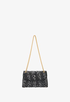 Sac à main noir pailleté avec une finition texturée, doté d'une bandoulière en chaîne métallique dorée et d'une fermeture à rabat. Design compact avec une forme rectangulaire.