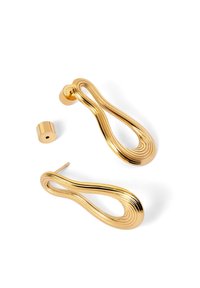 Pendientes en tono dorado con un diseño alargado y ondulado. Presentan una superficie texturizada y un respaldo cilíndrico para un asegurado sujeción.