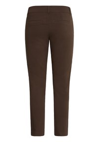 Pantalon marron sur mesure à jambes droites, avec deux poches passepoilées à l'arrière et passants pour ceinture, présenté de dos sur un fond uni.