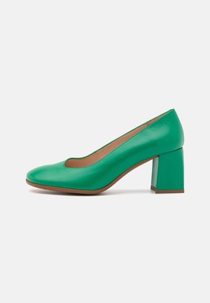 Escarpin en cuir vert avec bout arrondi et talon carré, avec une coupe basse et une finition lisse.