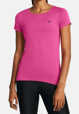 T-shirt de sport rose en tissu respirant, avec manches courtes et col rond. Logo noir sur le côté gauche de la poitrine.