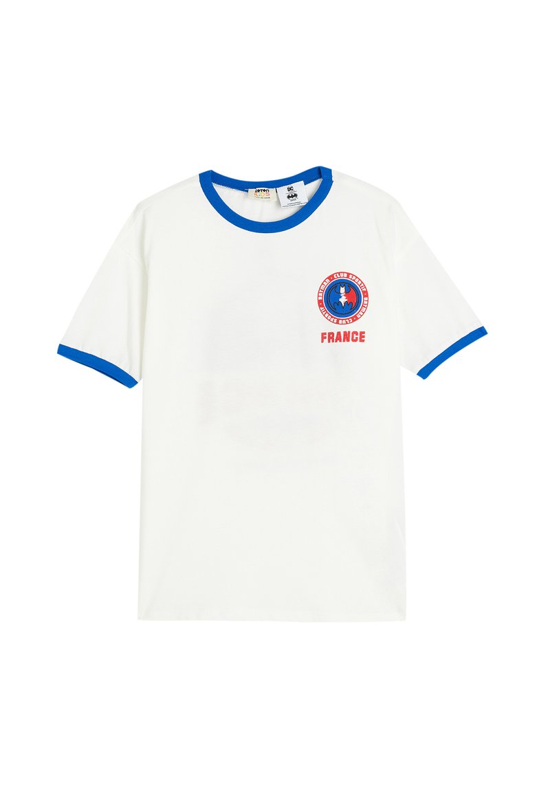 Camiseta de algodón blanca con escote redondo azul y dobladillos de las mangas en azul. Presenta un logotipo circular rojo y azul en el pecho, con el texto "FRANCE".