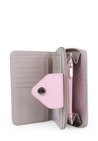Helles graues Portemonnaie mit einem rosa Druckknopfverschluss, mehreren Kartenfächern und einem Reißverschlussfach, das mit einem Chevron-Musterstoff ausgekleidet ist.
