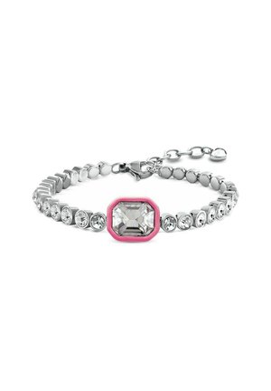 Bracciale argento con anelli di metallo rotondi, dotato di una pietra trasparente octagonale circondata da pietre trasparenti più piccole e un accento rosa.