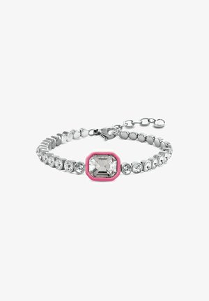 Bracciale argento con anelli di metallo rotondi, dotato di una pietra trasparente octagonale circondata da pietre trasparenti più piccole e un accento rosa.