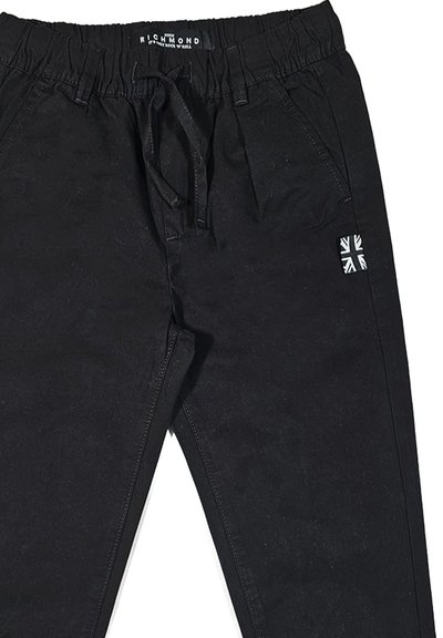 Pantaloni neri con vita elastica e cordino, dotati di una tasca laterale e un piccolo logo della bandiera britannica nell'area della tasca anteriore.