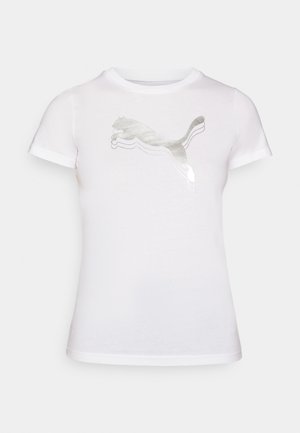 Camiseta blanca de manga corta hecha de algodón con un diseño del logotipo reflectante en plata de Puma en el frente. Textura suave y corte ajustado.