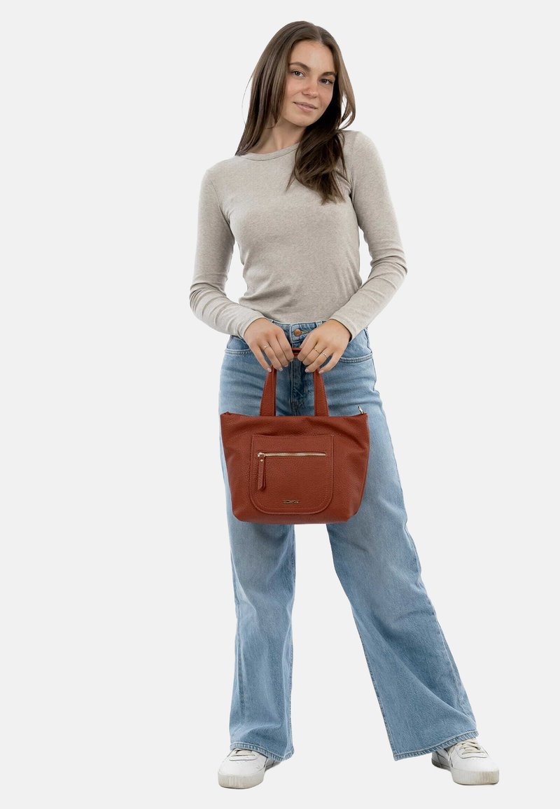 Borsa a tracolla in pelle marrone con tasca frontale e zip dorata. Presenta manici corti, superficie testurizzata e una forma compatta e rettangolare.