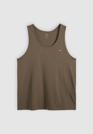 Barna ujjatlan pamut trikó Levi's piros logó címkével a bal felső mellrészen, egyszerű világos háttéren bemutatva.