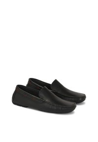 Mocassini in pelle nera con finitura liscia, punta arrotondata e dettagli di cucitura rossa sui lati. Design slip-on con suole flessibili.