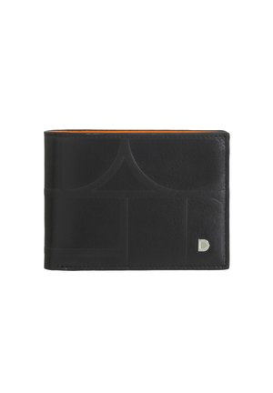 Cartera de cuero negro con grabado decorativo, interior naranja, diseño de bifold, acento de logo plateado y sutiles detalles de costura.