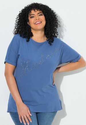Ulla Popken, T-SHIRT, GLITTER-SCHRIFTZUG, OVERSIZED, RUNDHALS, HALBARM - T-shirt print - pale sailing blue