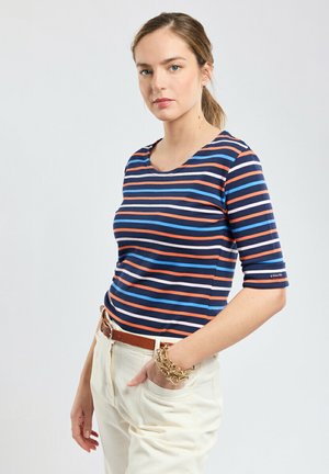 T-shirt rayé marine et blanc avec accents orange et bleu, col rond et manches trois-quarts ; tissu doux avec une coupe décontractée.