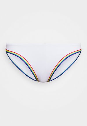 Fascia inferiore bianca di bikini con accenti a strisce arcobaleno lungo i lati, realizzata in un tessuto liscio e elastico con un taglio a vita bassa.