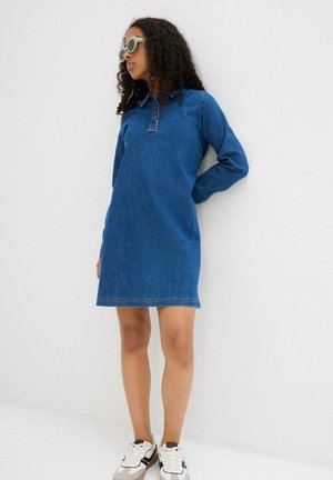 Dunkelblaues Denimkleid mit langen Ärmeln und Kragen. Gerader Schnitt, knielang, mit dezenten Stichdetails.