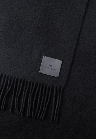 Fekete rojtos gyapjússál kis téglalap alakú fekete bőrcímkével, amelyen az "ANINE BING" felirat és logó van domborítva.