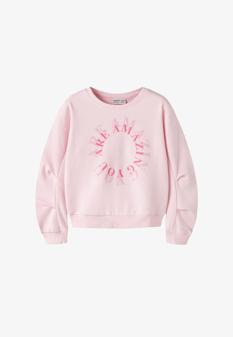 Sweat-shirt à manches longues rose clair avec poignets et ourlet côtelés, présentant la phrase "AMAZING YOU ARE" en motif circulaire sur le devant.