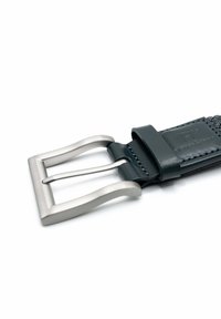 Schwarzer Ledergriff mit einer silbernen Metallschnalle, die eine rechteckige Form und ein doppeltes Zinken-Design aufweist. Texturierte Details am Riemen.