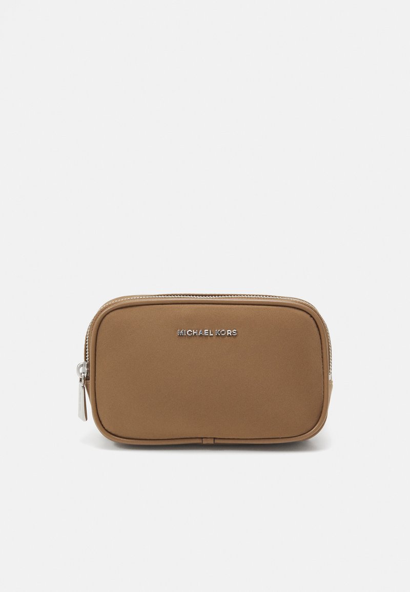 Brun kosmetikkveske i rektangulær form, med en sølvglitrende glidelås og "MICHAEL KORS"-logo på fronten. Glatt tekstur.