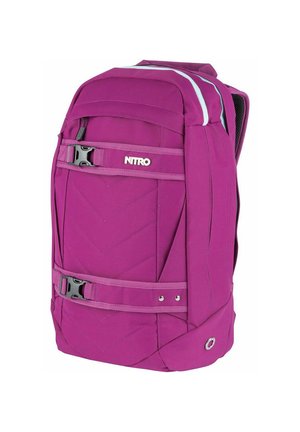 Sac à dos violet au design structuré, avec des bretelles ajustables, un motif en chevrons et un accent réfléchissant pour la visibilité.