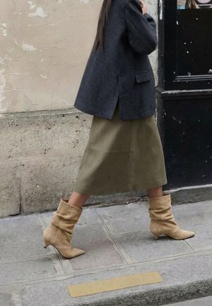 sacha, BEIGEFARBENE SLOUCHY BOOTS AUS VELOURSLEDER MIT ABSATZ - Bottes - beige
