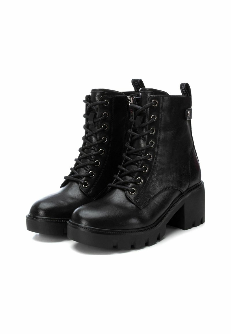 Schwarze Leder-Ankle-Boots mit einem klobigen Blockabsatz, Schnürung vorne und seitlichem Reißverschluss. Merkmale sind hervorgehobene Ösen und eine strukturierten Oberfläche.