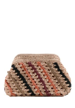 Piccola borsa clutch beige all'uncinetto con strisce diagonali nere, arancioni e marroni e chiusura superiore arrotondata a telaio.