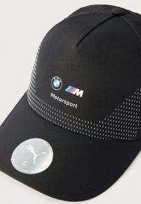 Μαύρο καπέλο BMW Motorsport με σχεδιασμό από λευκές τελείες και ασημένιο αυτοκόλλητο λογότυπο Puma στο γείσο, μέγεθος μεγάλο.