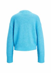 Modra pletena jopica s sproščenim krojem, krajšo dolžino in dolgimi rokavi, ki imajo teksturiran vzorec. Ni vidnih zapiranj.