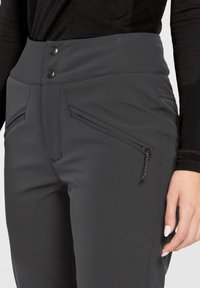 Schwarze Hose mit hoher Taille und zwei vorderen Reißverschlusstaschen, mit einer glatten Textur und einem eleganten Design, akzentuiert mit doppelten Knöpfen.