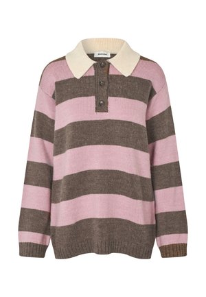 Maglione a maglia a strisce rosa e marrone con colletto crema, dotato di tre bottoni al collo e polsini e orlo a coste.