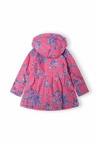 Caban impermeabil roz, cu un model floral în nuanțe de violet și albastru. Include o glugă și buzunare, fiind conceput cu o formă evazată.