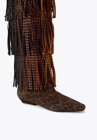 Stivaletto alla caviglia con stampa leopardata e punta appuntita, caratterizzato da frange colorate e borchie sulla tomaia. Realizzato in materiale scamosciato testurizzato.
