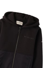 Sudadera con cremallera negra y capucha, que presenta una parte superior texturizada y una sección inferior suave. Incluye etiqueta con logotipo y bolsillos laterales.