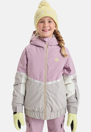 Casaco isolado roxo e cinza com capuz, apresentando uma faixa branca, fecho amarelo e o logo da Roxy. Combinado com luvas amarelas e um gorro correspondente.