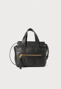 Borsa a tracolla in pelle nera con design strutturato, manici superiori, tasca frontale con zip e accessori in metallo dorato. Texture liscia e dettagli minimalisti.