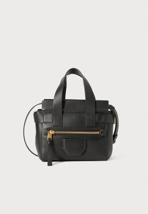 Borsa a tracolla in pelle nera con design strutturato, manici superiori, tasca frontale con zip e accessori in metallo dorato. Texture liscia e dettagli minimalisti.