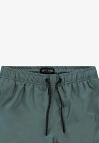 Groene shorts van lichtgewicht materiaal met een elastische tailleband en een zwarte trekkoord. Het label zegt "CARS JEANS."